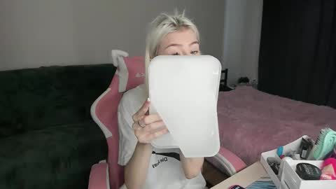 Snapshot of red_qwe chatting on November 2025 06:36:02 AM Erika online show from November 2025 06:36:02 AM