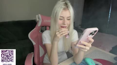 Snapshot of red_qwe chatting on November 2025 08:38:01 AM Erika online show from November 2025 08:38:01 AM