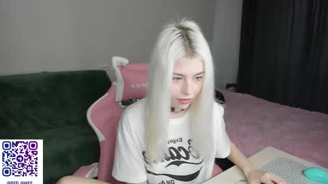 Snapshot of red_qwe chatting on November 2025 08:28:01 AM Erika online show from November 2025 08:28:01 AM