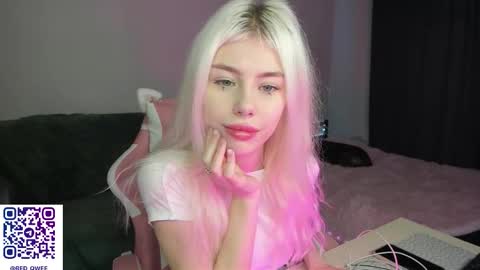 Snapshot of red_qwe chatting on December 2025 07:28:01 AM Erika online show from December 2025 07:28:01 AM