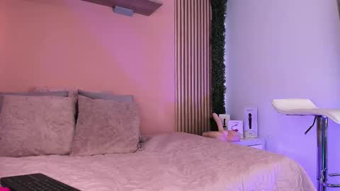 Stefany    online show from February 2025 05:31:01 PM