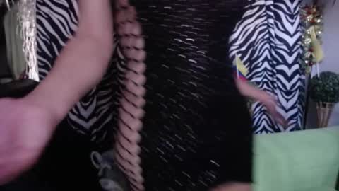 Snapshot of redroomxx chatting on November 2025 04:50:02 PM MIA online show from November 2025 04:50:02 PM