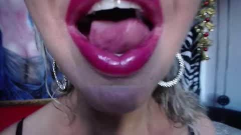 Snapshot of redroomxx chatting on November 2025 04:39:02 PM MIA online show from November 2025 04:39:02 PM