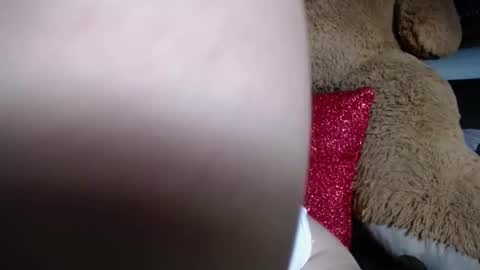 Snapshot of redroomxx chatting on November 2025 04:30:01 PM MIA online show from November 2025 04:30:01 PM