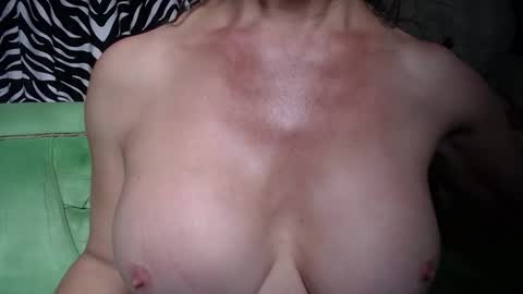 Snapshot of redroomxx chatting on December 2025 05:00:01 PM MIA online show from December 2025 05:00:01 PM