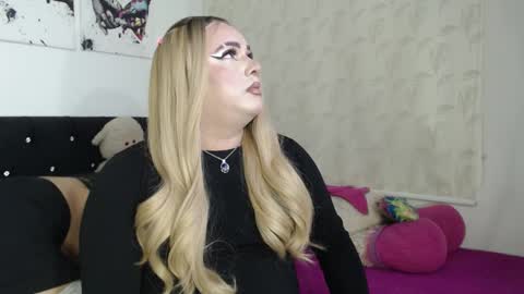 redvelvett22 online show from November 2025 03:27:01 AM