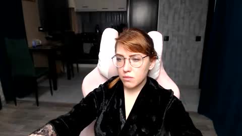 Snapshot of reginasmilee chatting on November 2025 01:37:01 AM Regina online show from November 2025 01:37:01 AM