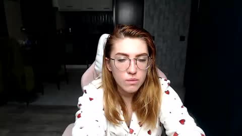 Snapshot of reginasmilee chatting on November 2025 12:43:02 AM Regina online show from November 2025 12:43:02 AM