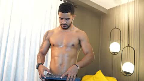 Snapshot of reik_von chatting on June 2026 12:42:02 PM Reik online show from June 2026 12:42:02 PM