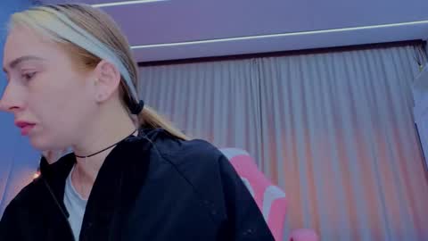 Snapshot of reina_cummings chatting on November 2025 07:03:02 AM reina cummings online show from November 2025 07:03:02 AM