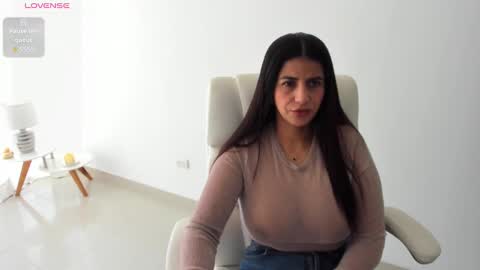 Snapshot of renata_t_ chatting on March 2025 03:18:02 PM RENATA online show from March 2025 03:18:02 PM