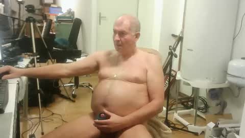 Snapshot of renefr chatting on November 2025 12:00:01 AM renefr online show from November 2025 12:00:01 AM