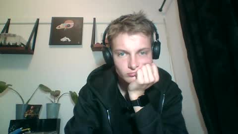 Snapshot of reynhardt chatting on June 2026 11:10:01 PM reynhardt online show from June 2026 11:10:01 PM