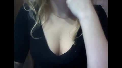 Snapshot of riveramaureen chatting on November 2025 11:38:01 PM RiveraMaureen online show from November 2025 11:38:01 PM