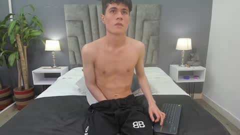 Snapshot of roan_birkin chatting on January 2025 11:56:01 PM Roan Birkin online show from January 2025 11:56:01 PM