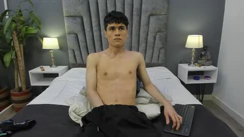 Snapshot of roan_birkin chatting on February 2025 10:34:01 PM Roan Birkin online show from February 2025 10:34:01 PM