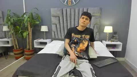 Snapshot of roan_birkin chatting on February 2025 07:21:01 PM Roan Birkin online show from February 2025 07:21:01 PM