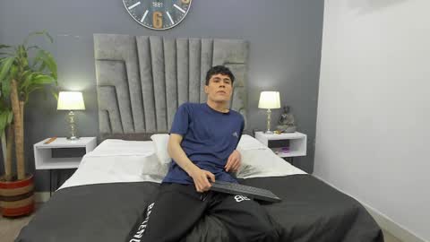 Snapshot of roan_birkin chatting on February 2025 07:33:01 PM Roan Birkin online show from February 2025 07:33:01 PM