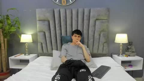 Snapshot of roan_birkin chatting on February 2025 08:25:01 PM Roan Birkin online show from February 2025 08:25:01 PM