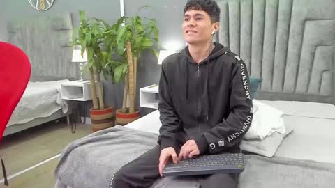 Snapshot of roan_birkin chatting on February 2025 07:18:02 PM Roan Birkin online show from February 2025 07:18:02 PM