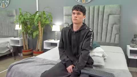 Snapshot of roan_birkin chatting on February 2025 10:21:01 PM Roan Birkin online show from February 2025 10:21:01 PM