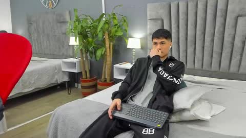 Snapshot of roan_birkin chatting on February 2025 07:16:02 PM Roan Birkin online show from February 2025 07:16:02 PM