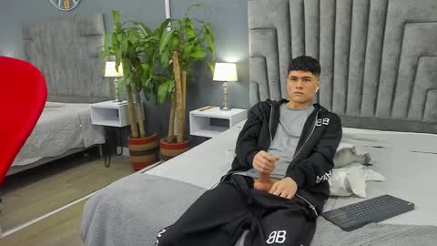 Snapshot of roan_birkin chatting on February 2025 10:19:01 PM Roan Birkin online show from February 2025 10:19:01 PM