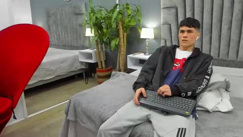 Snapshot of roan_birkin chatting on February 2025 07:19:02 PM Roan Birkin online show from February 2025 07:19:02 PM