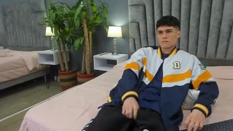 Snapshot of roan_birkin chatting on February 2025 01:41:02 AM Roan Birkin online show from February 2025 01:41:02 AM