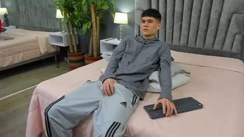 Snapshot of roan_birkin chatting on February 2025 07:38:01 PM Roan Birkin online show from February 2025 07:38:01 PM