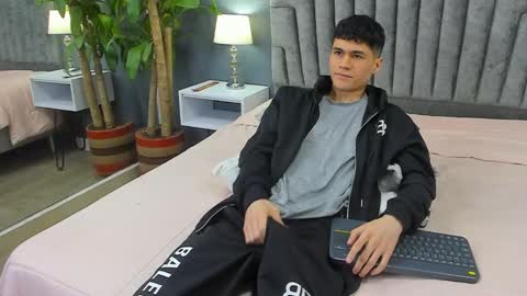 Snapshot of roan_birkin chatting on February 2025 10:26:01 PM Roan Birkin online show from February 2025 10:26:01 PM