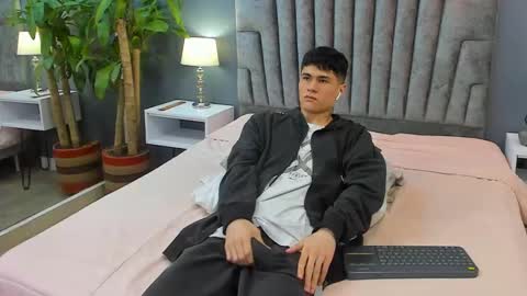 Snapshot of roan_birkin chatting on February 2025 10:33:01 PM Roan Birkin online show from February 2025 10:33:01 PM