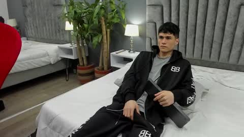 Snapshot of roan_birkin chatting on February 2025 10:43:01 PM Roan Birkin online show from February 2025 10:43:01 PM