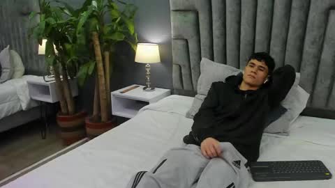 Snapshot of roan_birkin chatting on February 2025 07:31:02 PM Roan Birkin online show from February 2025 07:31:02 PM