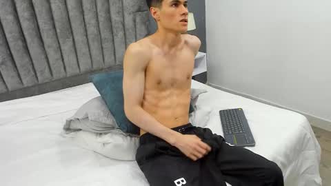 Snapshot of roan_birkin chatting on February 2025 01:40:02 AM Roan Birkin online show from February 2025 01:40:02 AM