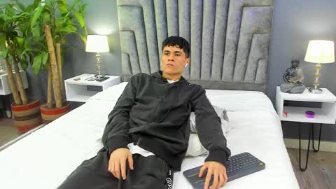 Snapshot of roan_birkin chatting on February 2025 11:14:02 PM Roan Birkin online show from February 2025 11:14:02 PM