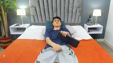 Snapshot of roan_birkin chatting on February 2025 11:43:02 PM Roan Birkin online show from February 2025 11:43:02 PM