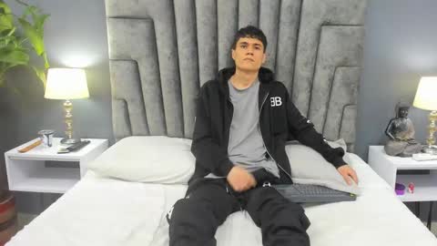 Snapshot of roan_birkin chatting on February 2025 08:38:02 PM Roan Birkin online show from February 2025 08:38:02 PM