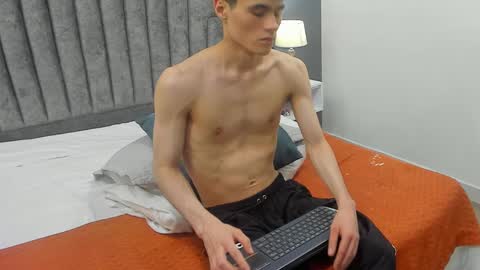 Snapshot of roan_birkin chatting on February 2025 10:31:01 PM Roan Birkin online show from February 2025 10:31:01 PM