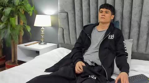 Snapshot of roan_birkin chatting on February 2025 02:10:02 AM Roan Birkin online show from February 2025 02:10:02 AM