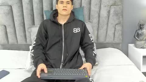 Snapshot of roan_birkin chatting on March 2025 07:43:02 PM Roan Birkin online show from March 2025 07:43:02 PM