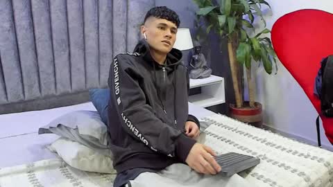 Snapshot of roan_birkin chatting on March 2025 07:32:01 PM Roan Birkin online show from March 2025 07:32:01 PM