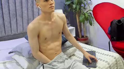 Snapshot of roan_birkin chatting on March 2025 10:36:02 PM Roan Birkin online show from March 2025 10:36:02 PM