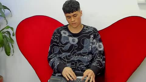 Snapshot of roan_birkin chatting on March 2025 10:30:02 PM Roan Birkin online show from March 2025 10:30:02 PM