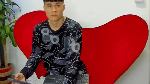 Snapshot of roan_birkin chatting on March 2025 01:34:02 AM Roan Birkin online show from March 2025 01:34:02 AM