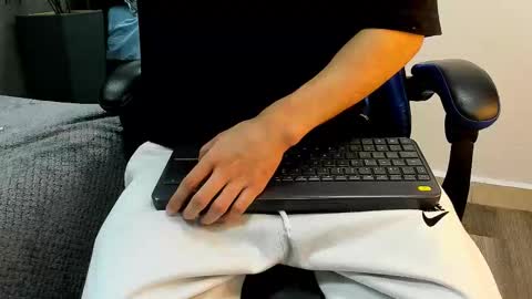 Snapshot of roan_birkin chatting on November 2025 07:04:01 PM Roan Birkin online show from November 2025 07:04:01 PM