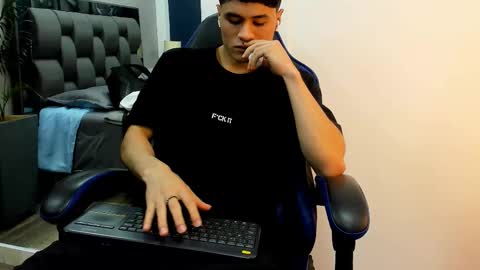 Snapshot of roan_birkin chatting on November 2025 07:45:01 PM Roan Birkin online show from November 2025 07:45:01 PM