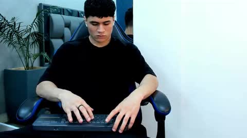 Snapshot of roan_birkin chatting on November 2025 07:58:01 PM Roan Birkin online show from November 2025 07:58:01 PM