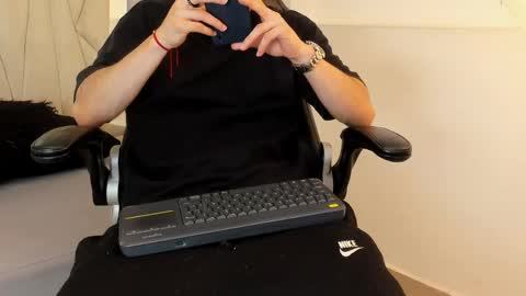 Snapshot of roan_birkin chatting on April 2026 08:22:02 PM Roan Birkin online show from April 2026 08:22:02 PM