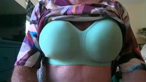 Snapshot of robert45556 chatting on October 2025 07:03:01 PM robert online show from October 2025 07:03:01 PM